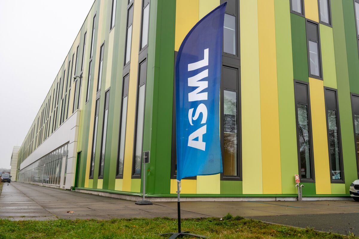 ASML Shares Slide Despite Raised 2026 Forecast as Investors Weigh China Export Risk