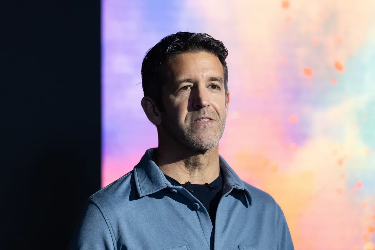 Apple Names Hardware Chief John Ternus as Next CEO, Signaling a Device-First AI Strategy